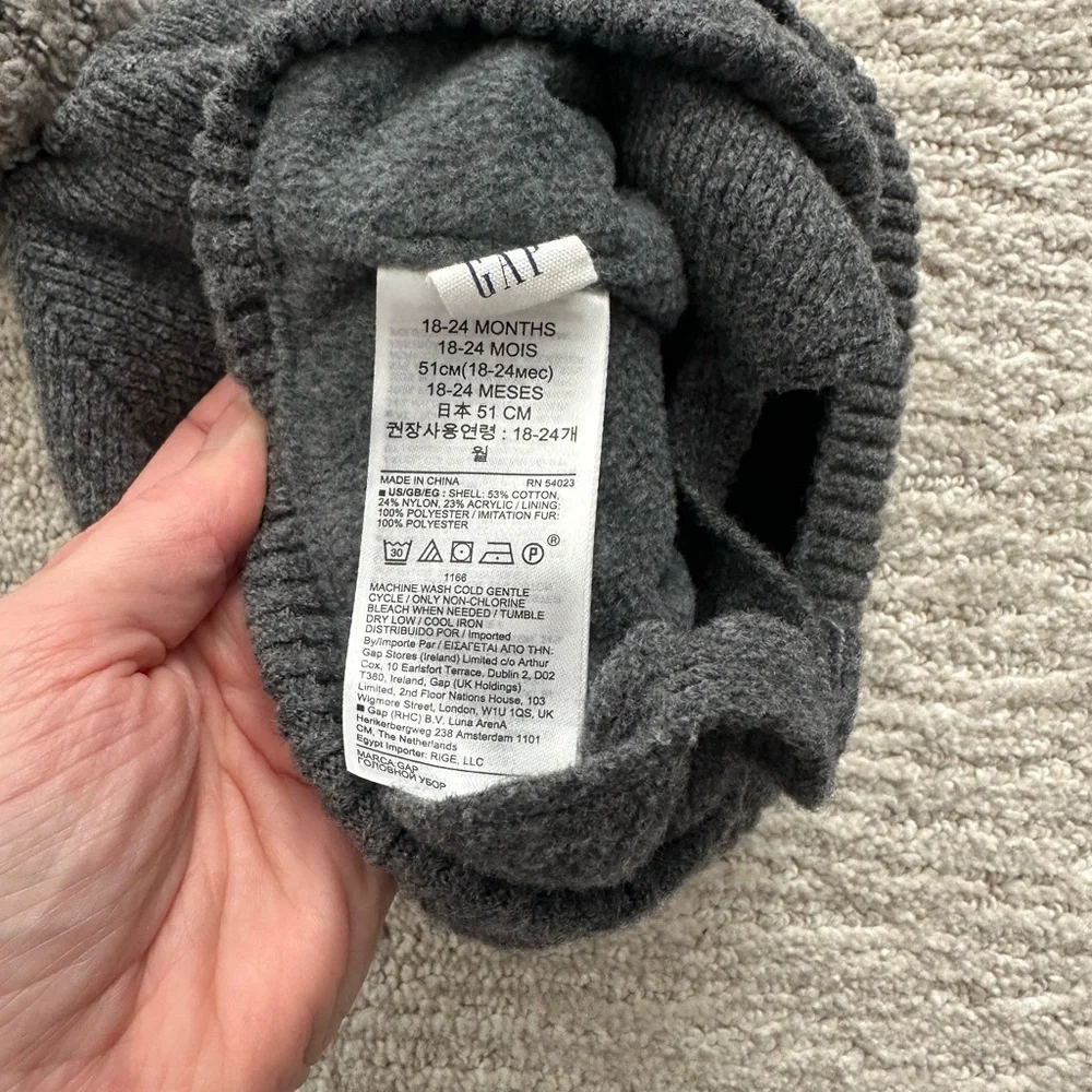 GAP Charcoal Pom Pom Knit Hat Size 18-24M Cozy Winter Gray Beanie Infant Hat